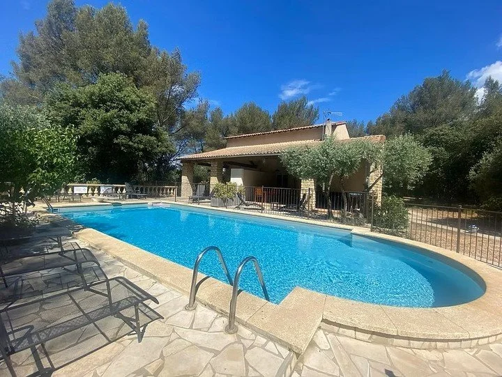✨ Propri&eacute;t&eacute; d'exception pr&egrave;s d'Aix-en-Provence 🌿
Situ&eacute; sur 1,4 hectare, ce joyau proven&ccedil;al comprend une maison familiale de 172 m&sup2;
2 g&icirc;tes et 2 studios. Pour y vivre ou pour un investissement locatif. 🏡