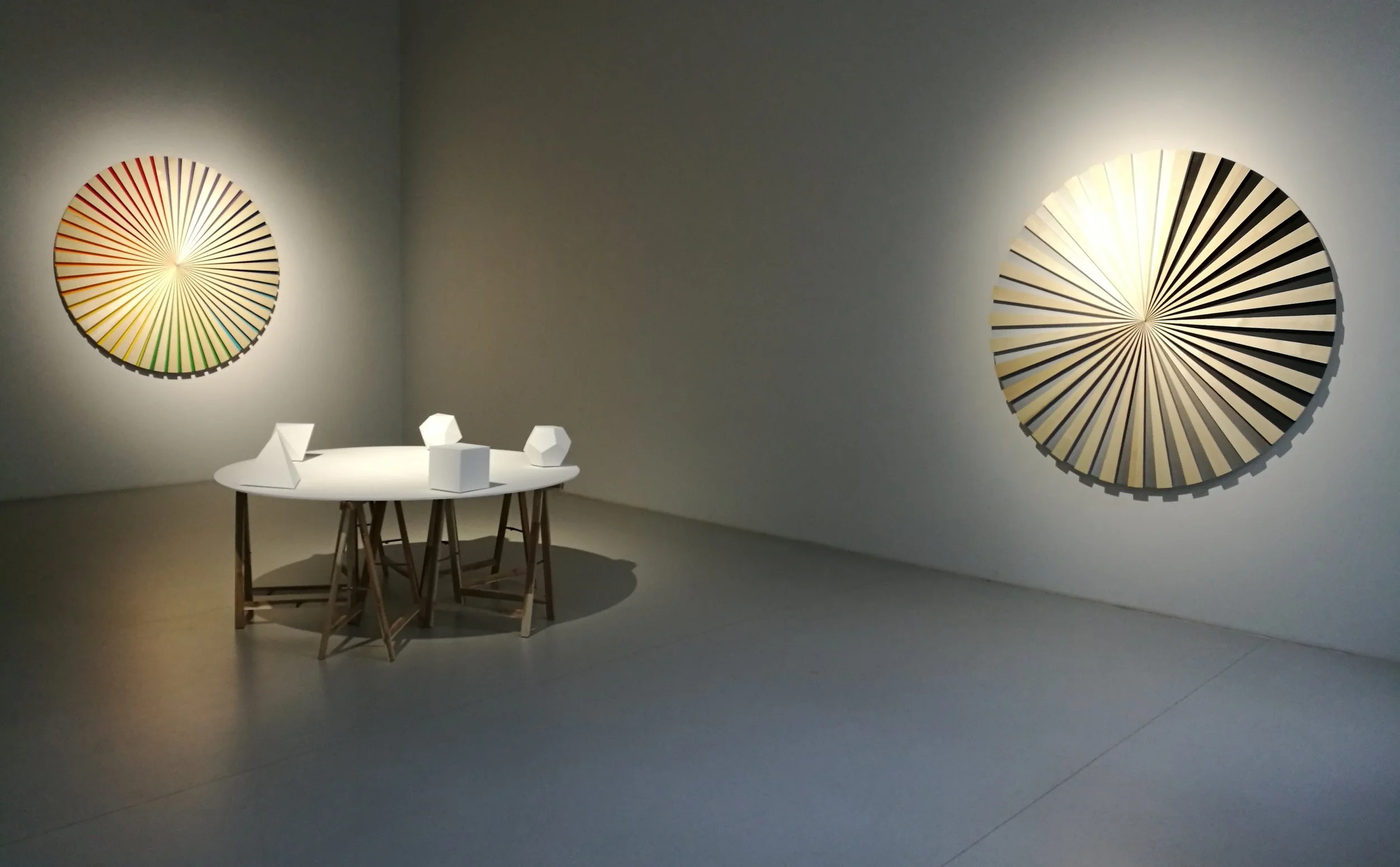   Kolmen suhde   2022  Materiaalit: haapa, maalit, koivuvaneri ja mehiläisvaha 