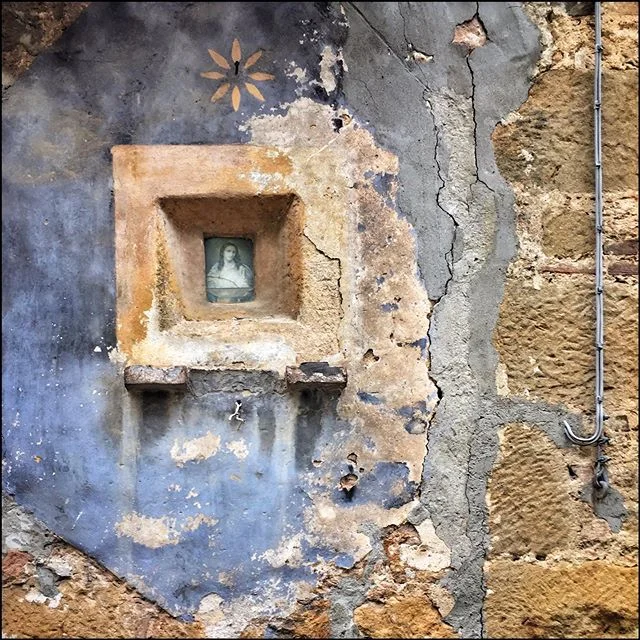 Tiny roadside Jesus, Pienza.