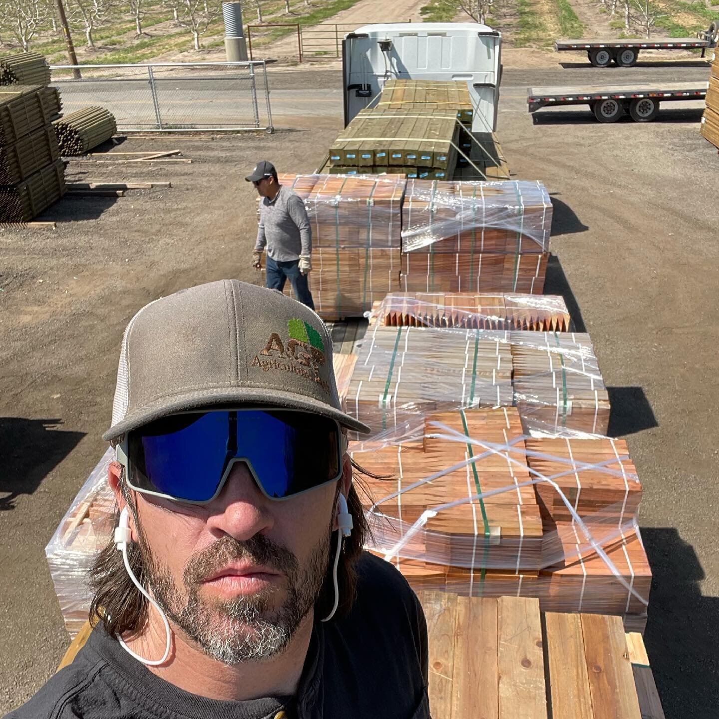 Friday&rsquo;s are moving days! Let&rsquo;s load this semi and get it on the road! Headed down to the OC. #shipping #caag #itsfriday #aandgagsupply #stakes #landscapeties #redwoodstakes #simpleties