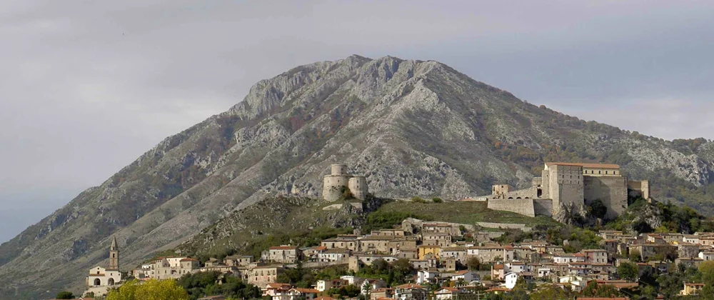 View of Montesarchio with the tower, castle, the old town and the Mount Taburno in the background. Photo by Francesco Gaddi – CCBY-SA3.0