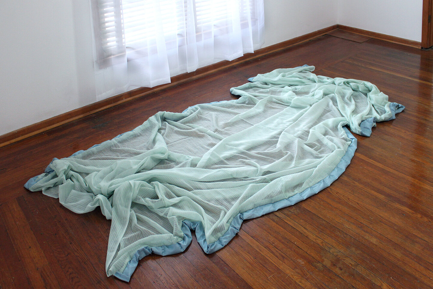  Cairus Larsen,  Vulnerability Blue  (fabric, rice) 2018/2019 *Pairs of people are invited to have a conversation under the blanket. 