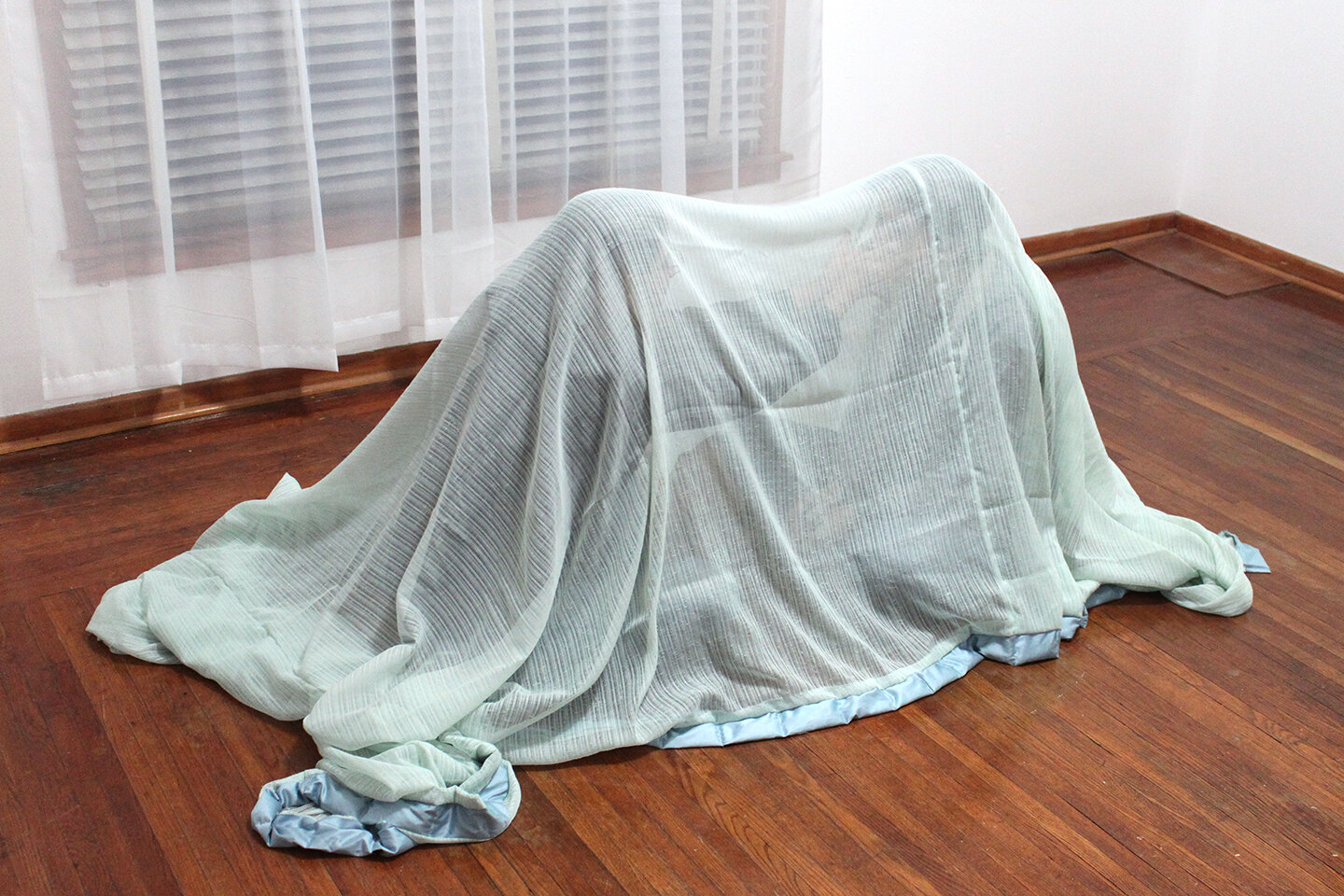  Cairus Larsen,  Vulnerability Blue  (fabric, rice) 2018/2019 *Pairs of people are invited to have a conversation under the blanket. 