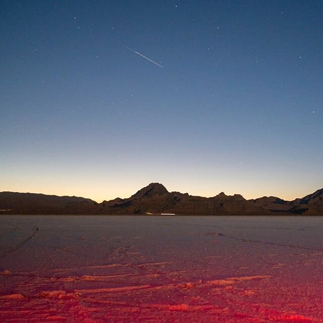 🌙shooting star or.... 🛸?
.
.
.
.
.
#minimal #minimalistic #minimalism #minimalist #neon &nbsp;#minimal_people #nyc&nbsp;&nbsp;#nycc #nycity #nyc_highlights #nycphotographer #mars #shootingstarsmeme #space #utah #sonya7iii #nycc2017&nbsp;&nbsp;#nofi