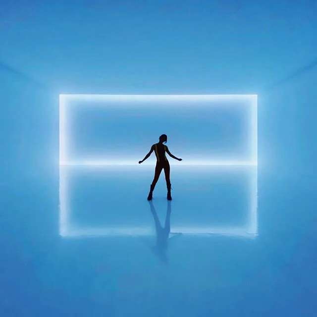 🔹🟣 Social Distancing🟣🔹
.
.
.
.
.
@thekatyalee 
#minimal #minimalistic #minimalism #minimalist #neon &nbsp;#minimal_people #nyc&nbsp;&nbsp;#nycc #nycity #nyc_highlights #nycphotographer #nycityworld #nyc_explorers #humansofnewyork #nycphotography 