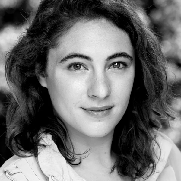 Lara Carling (Troupe Member) Trained in classical theatre at Drama Centre London, Lara has performed on such vaunted stages as Shakespeare's Globe and the Vakhtangov Theatre in Russia. Her work in Chicago has focused on devised theatre, including a much-loved puppet musical of Beatrix Potter stories.