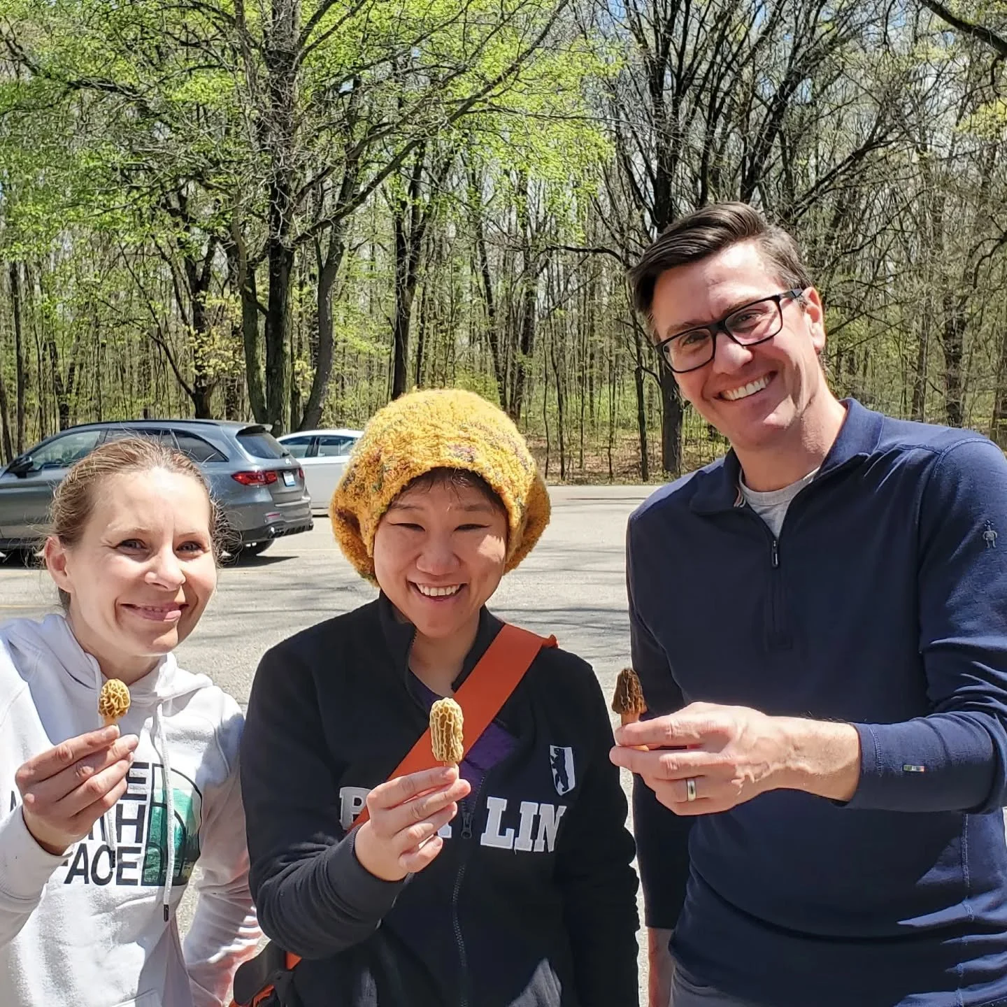 A great group today! 

#morel
#morchellaamericana
#wildmushroom
#outdooreducation
#wildediblemushrooms

Kimberly was the first of our students to recieve a mushroom merit pin for finding a morel on one of our hunts.

Book your hunt today at our websi