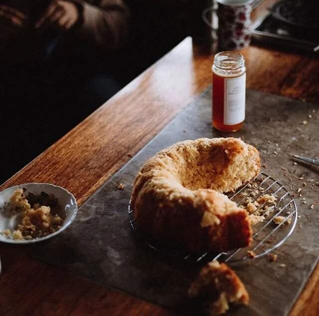 There is nothing better than honey cake and tea at home on a rainy Sunday 🥰 Put another log on the fire 🔥 📸 @joelmcdowell #bethellsbeach #home #bethellsbeachbeesanctuary #homebaking