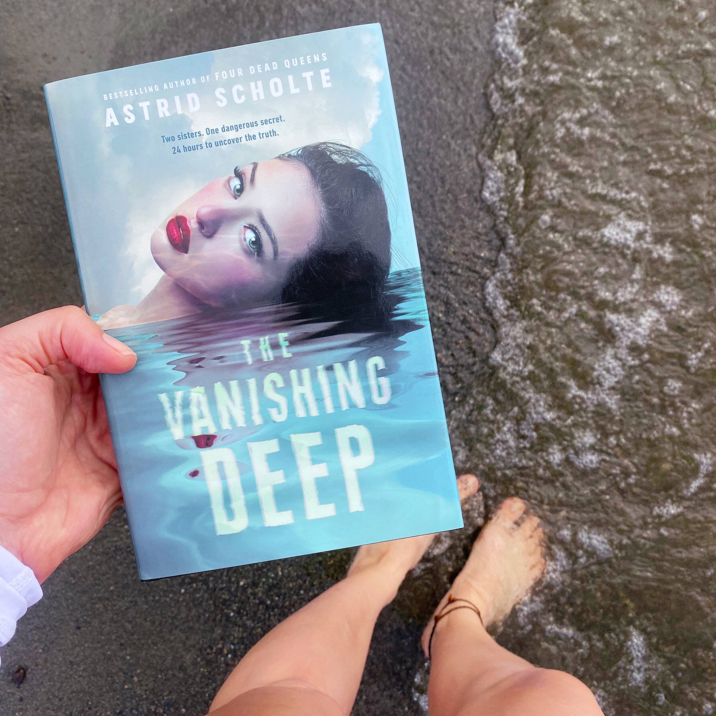 Book Review | The Vanishing Deep | Astrid Scholte