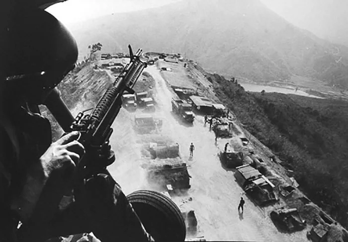 Larry Burrows - One Ride with Yankee Papa 13