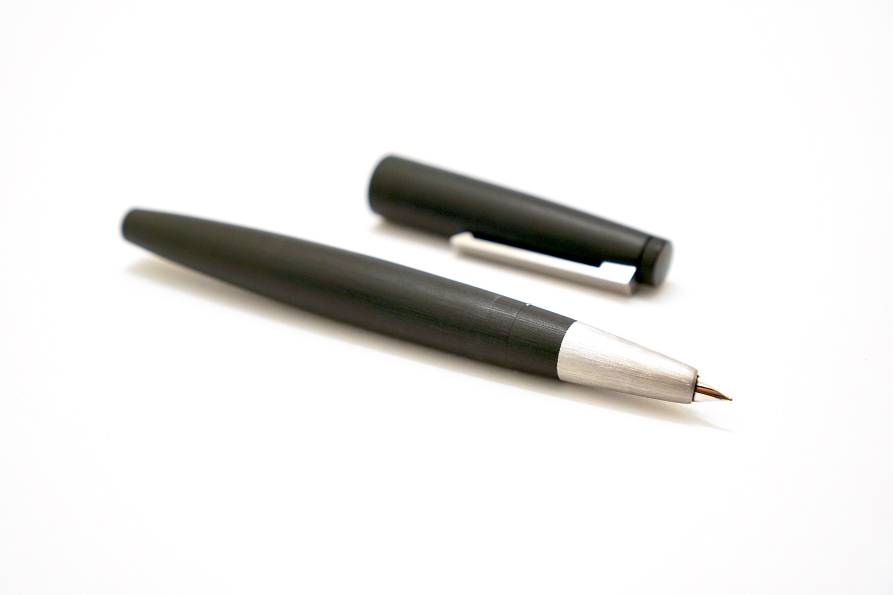 With a hooded nib, this Lamy has a particular writing feel. It's sweet spot has quite a limited range due to its hooded design. The 14 ct gold nib glides fluidly over various paper surfaces while maintaining a decent grip.