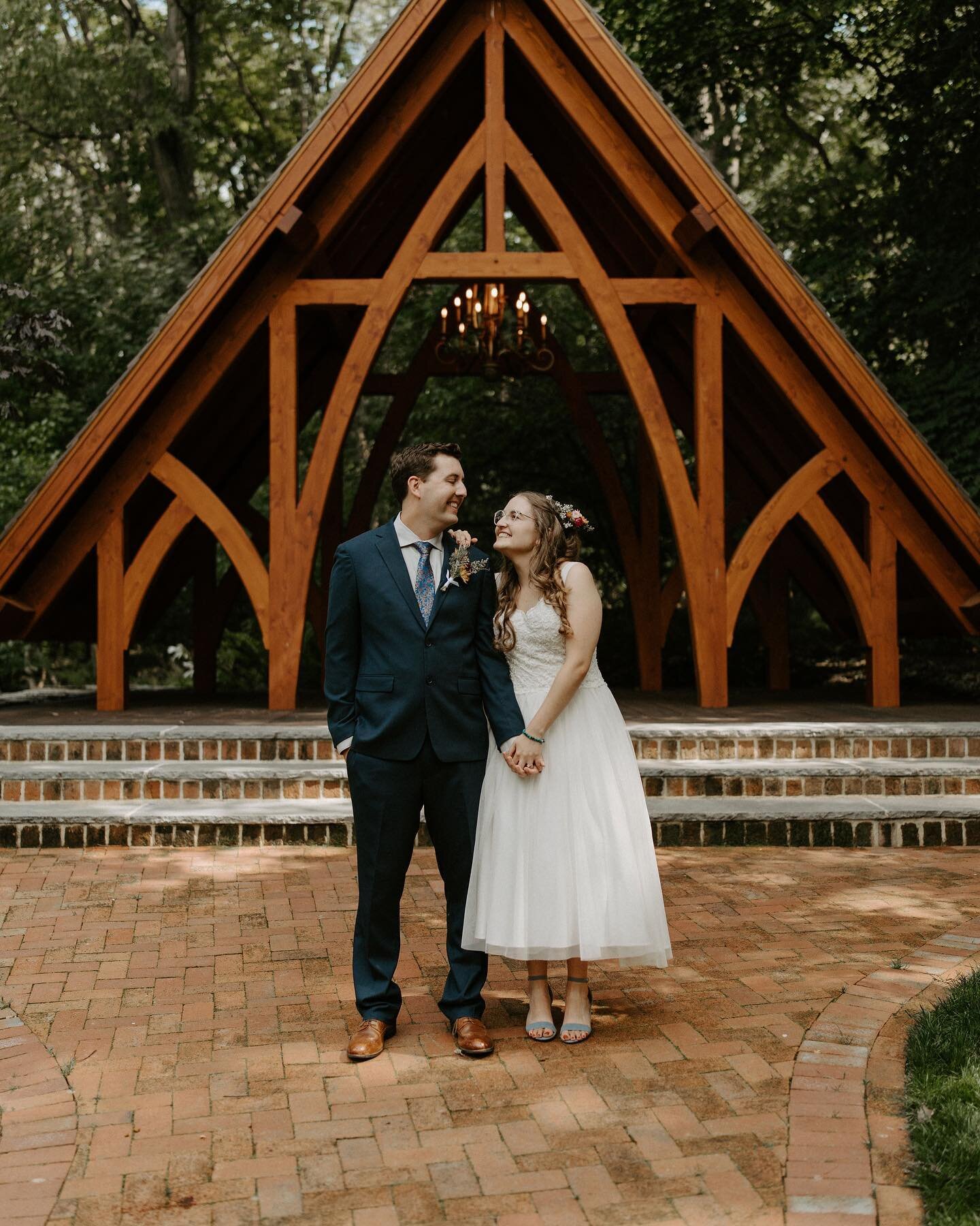 maddie and jeremy&rsquo;s woodland ceremony was straight out of a fairytale✨

my first quaker wedding is in the books - and such a beautiful wedding it was! congratulations mr. and mrs. rose!🍕🤍

venue | @stonemillinn
officiant | @delontegholston 
v