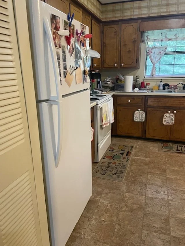 3E Furnished kitchen fridge.jpg