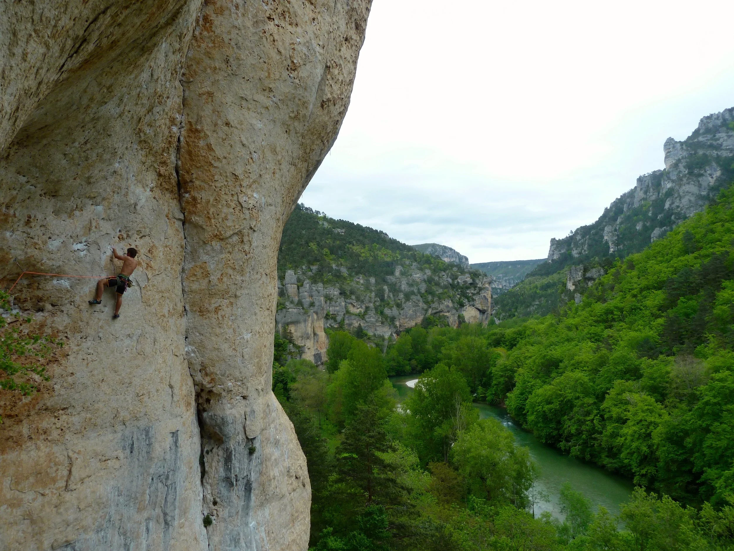 john mcune climbing les ailes du desire (8a), gorge du tarn. france.