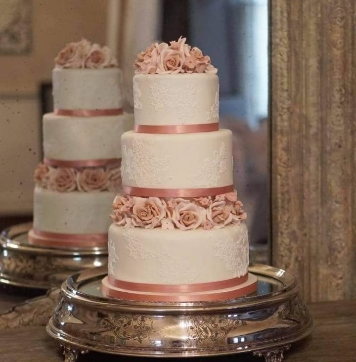 Lace and Roses wedding cake 