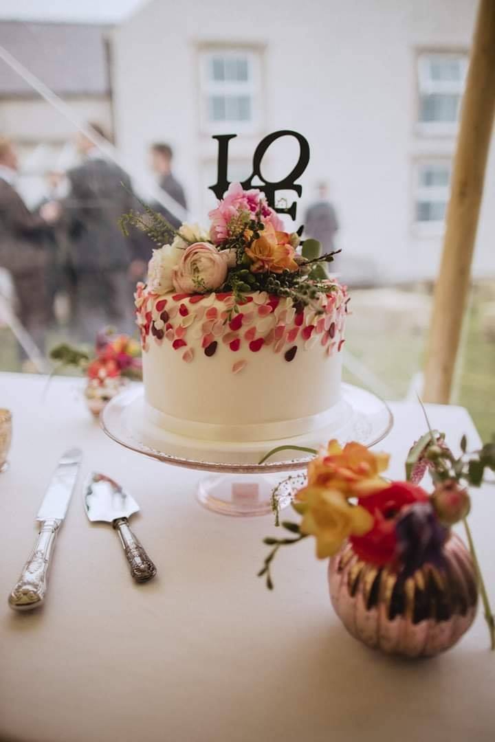 One tier wedding cake 