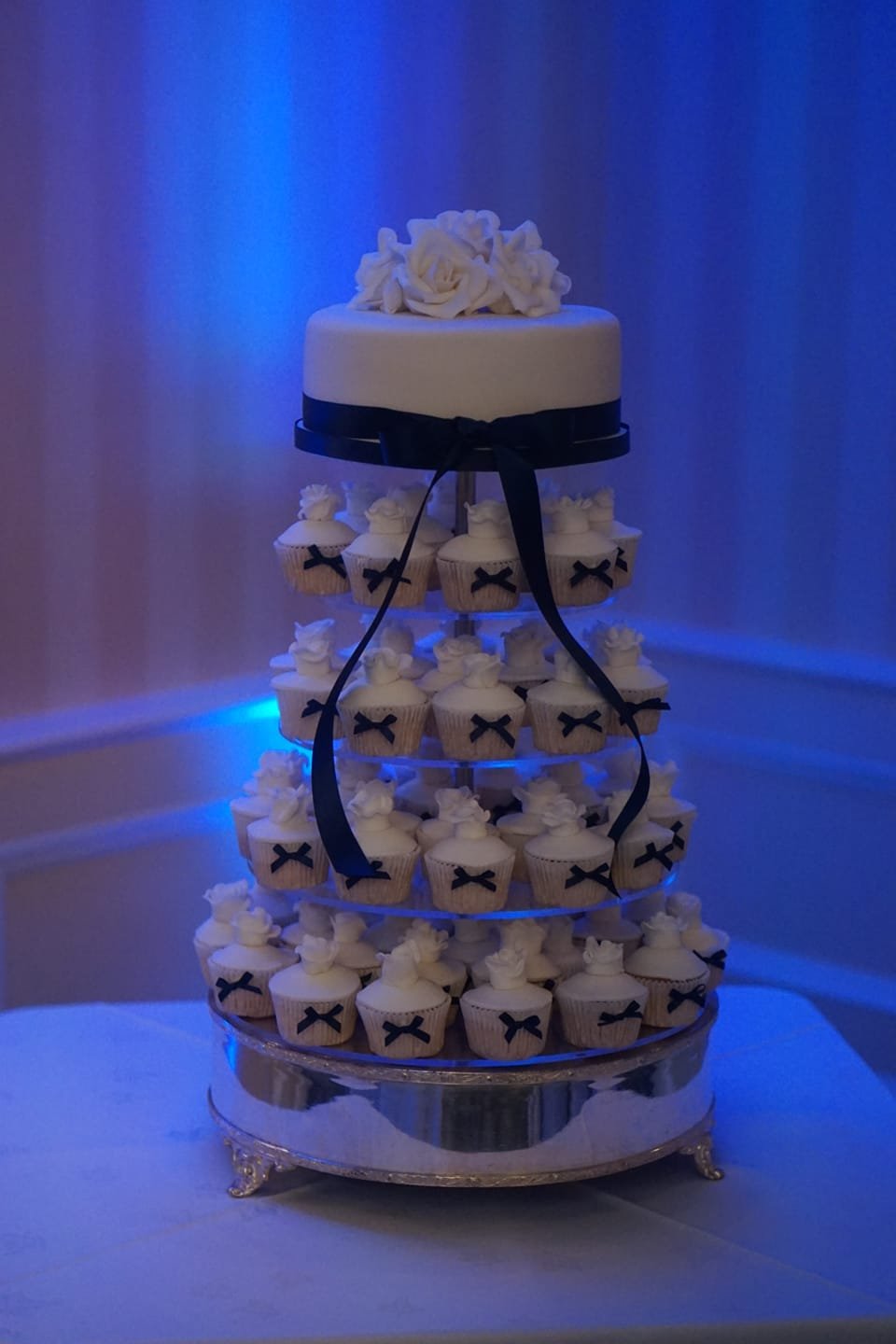 Navy wedding cake cupcakes