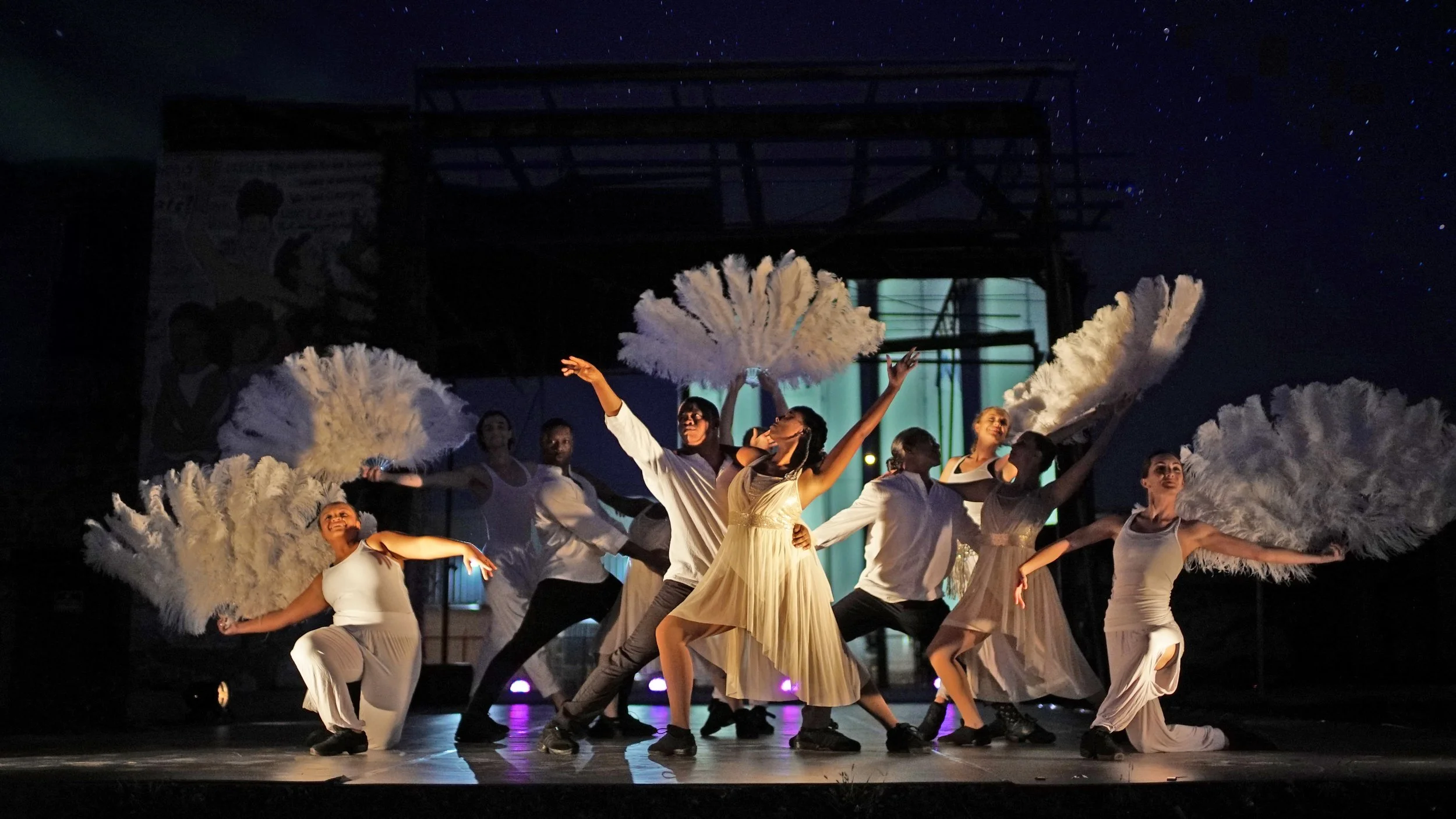 Más allá del bilingüismo: los múltiples lenguajes del teatro