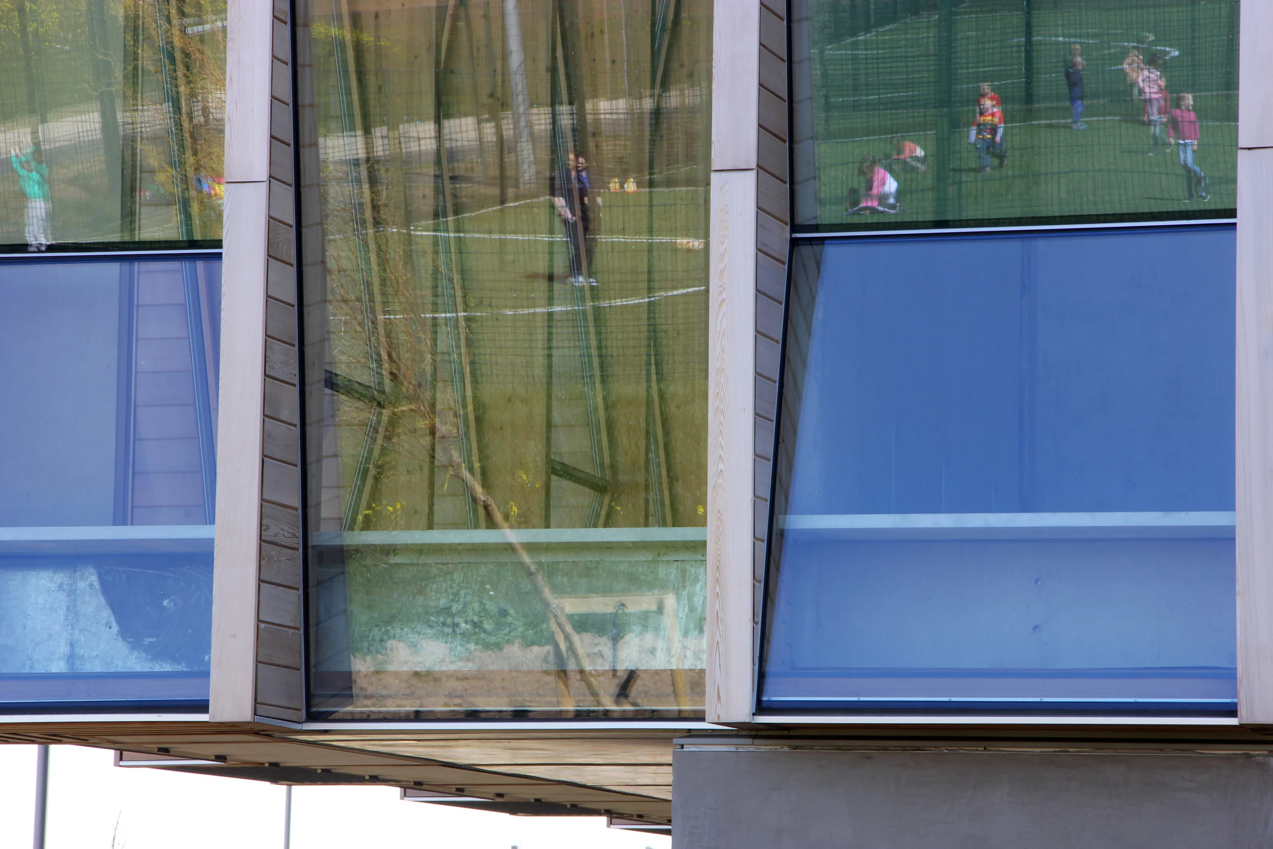  Fig. 18  Facade detail, reflecting context  Photograph : Peter Maybury 
