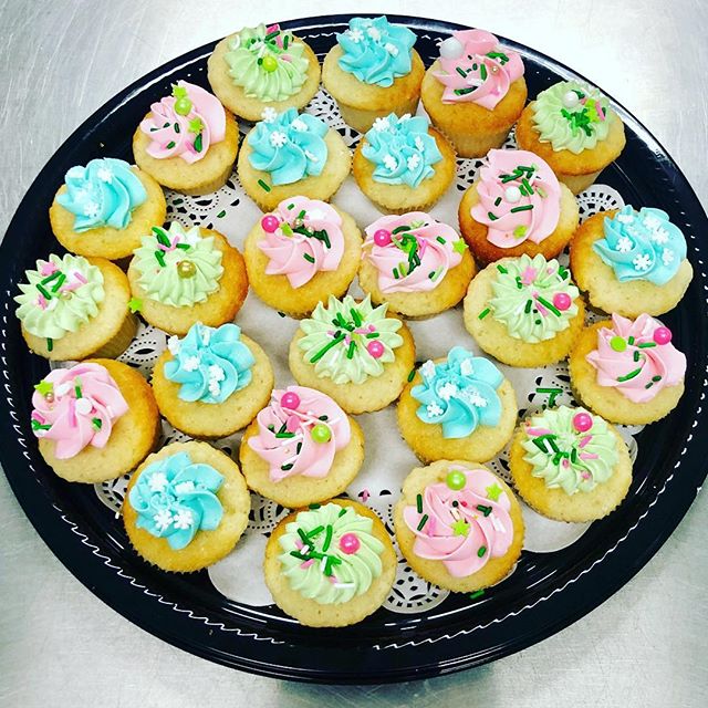 #cakeachance #cupcakeminis #cute #festive #yum #yummy #holidaytray #sprinkles #holidaytrays