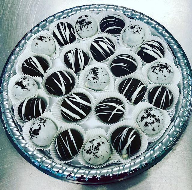 #cakeachance #oreotruffles #peanutbutterballs #foodporn #foodgasm #getinmybelly #perfecthostessgift #delish #yum #yummy