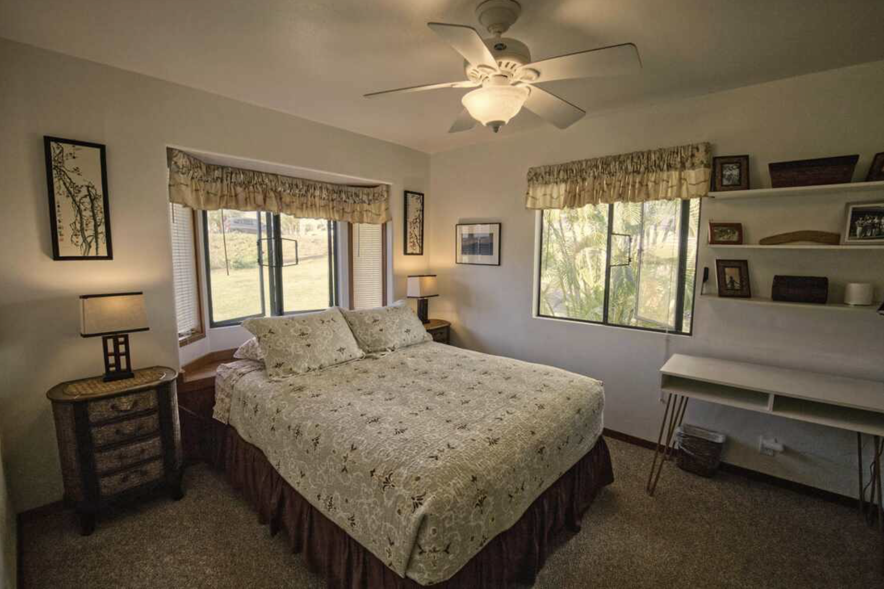 Queen bedroom (upstairs)