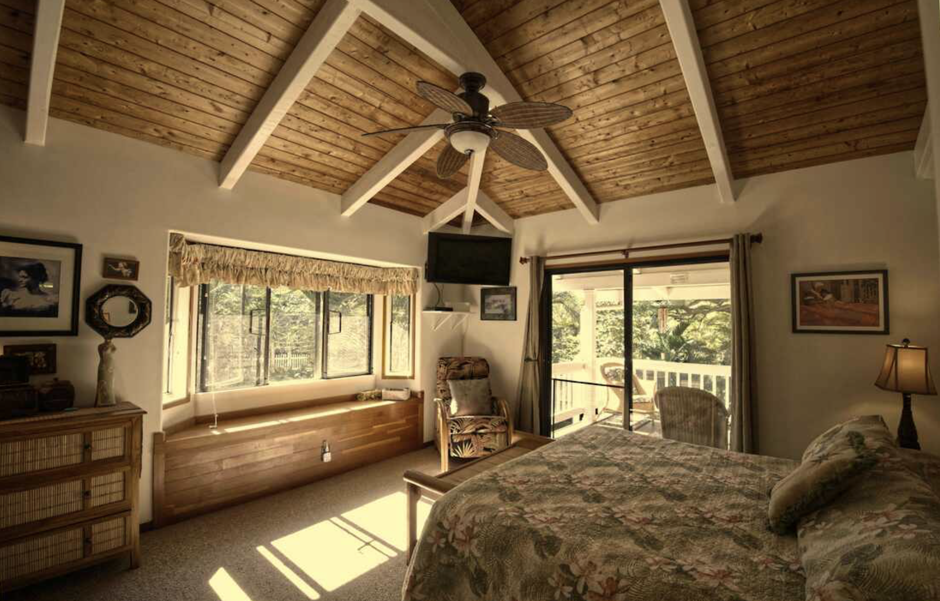 Luxe Queen ensuite (upstairs)