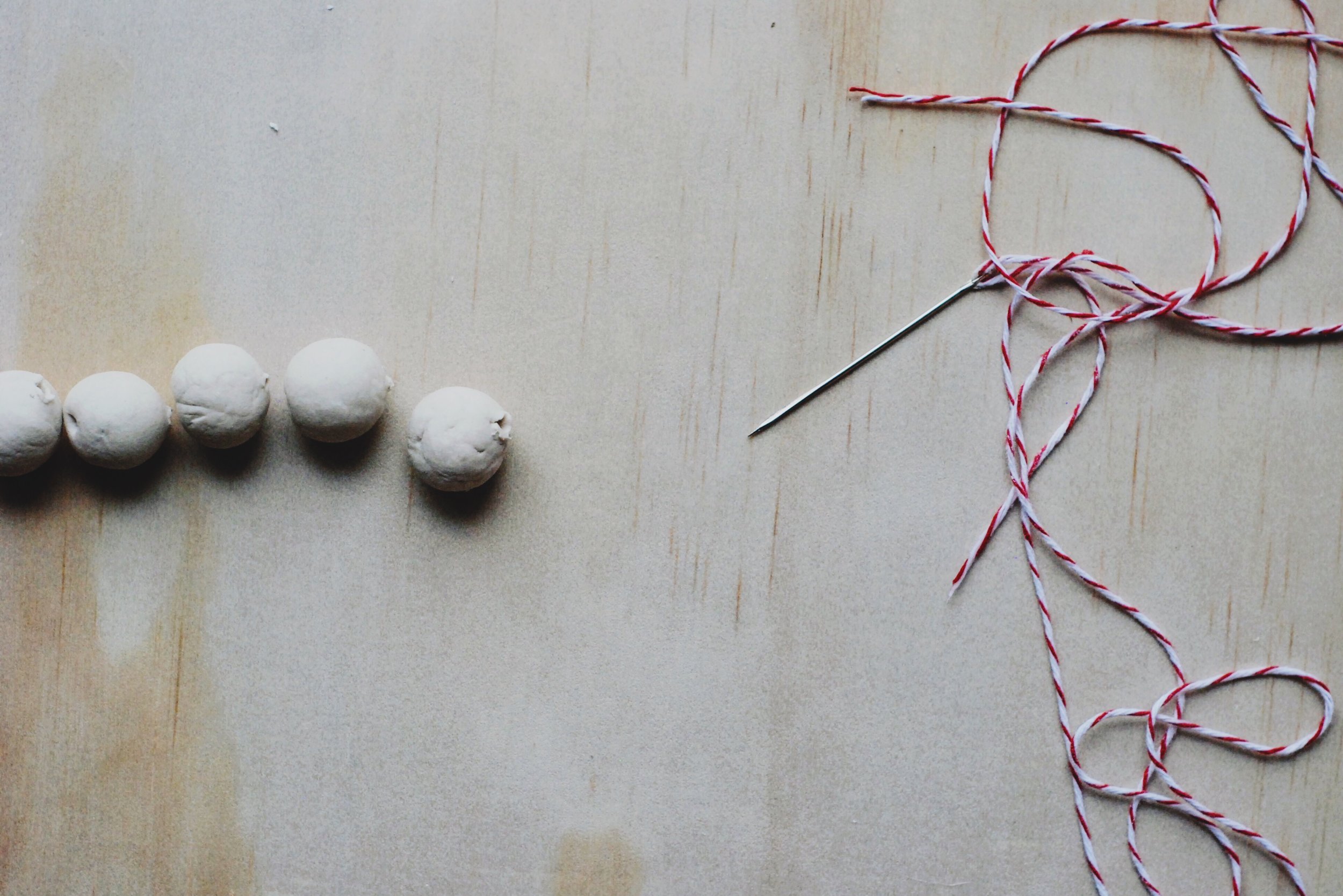 DIY - the slow art of making Christmas beads - minimalist Christmas