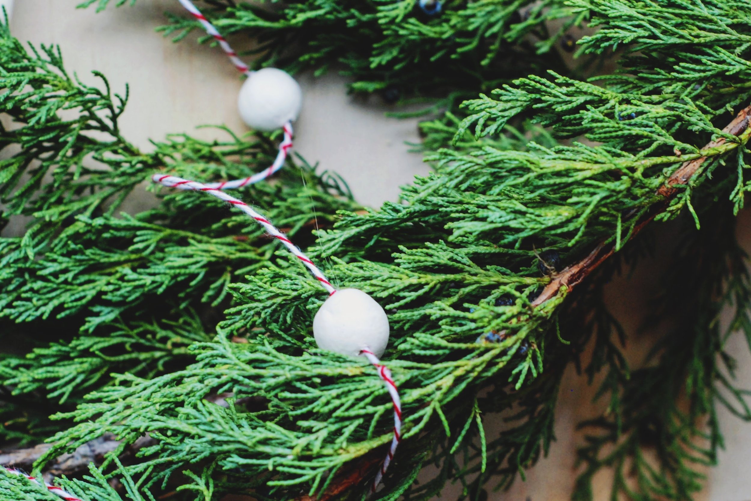 DIY - the slow art of making Christmas beads - minimalist Christmas