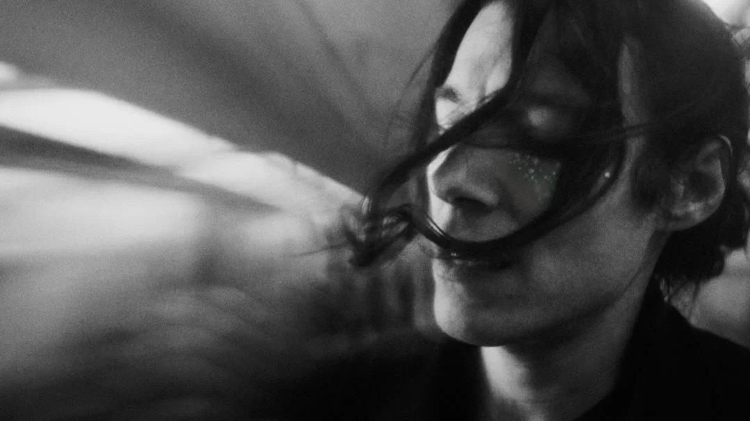 &ldquo;𝐆𝐫𝐨𝐮𝐧𝐝 𝐊𝐢𝐬𝐬&rdquo; by @youbet__ 
⁣⁣
directed &amp; edited by @beereebz 
produced by @wamwogs ⁣⁣
cinematography by @adamkolodnydp ⁣⁣
gaffer @washerfacts⁣⁣
1st AC @rowan.gb⁣⁣
choreography by @emilijaberga ⁣⁣
colorist @kevinratigancolor