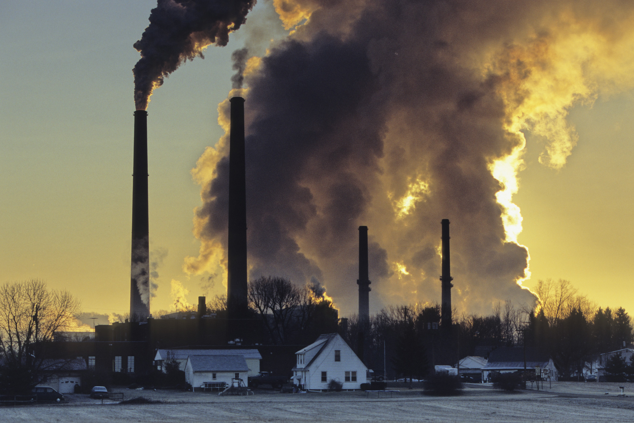 Выброс токсичных веществ. Загрязнение воздуха. Экология. Выбросы в атмосферу с промышленных предприятий. Химическое загрязнение воздуха.