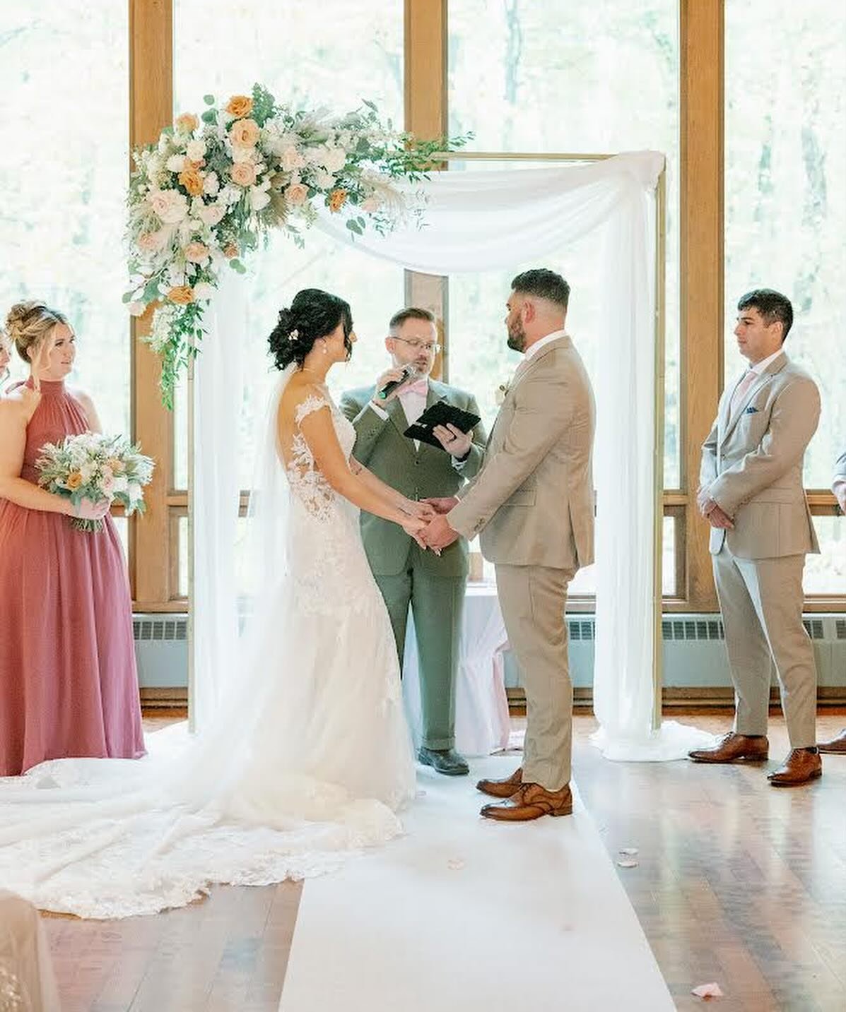 Light as a feather, this weather and these look back photos from Kelsey &amp; Jason&rsquo;s #wedding make us feel like we&rsquo;re floating on a cloud of happiness!

Venues: @metroparkstoledo &amp; @cityvieweventcentertoledo 
Coordination: @forevermo