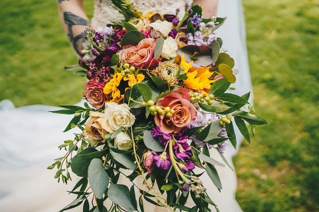 Summer breezes blowing through the air has us in the mood for melodic bridal bouquets of seasonal blooms&mdash;sunflowers, ranunculus and more! Here&rsquo;s a few gusts of happy from Paige &amp; Trevor&rsquo;s wedding day as captured by @heck_designs