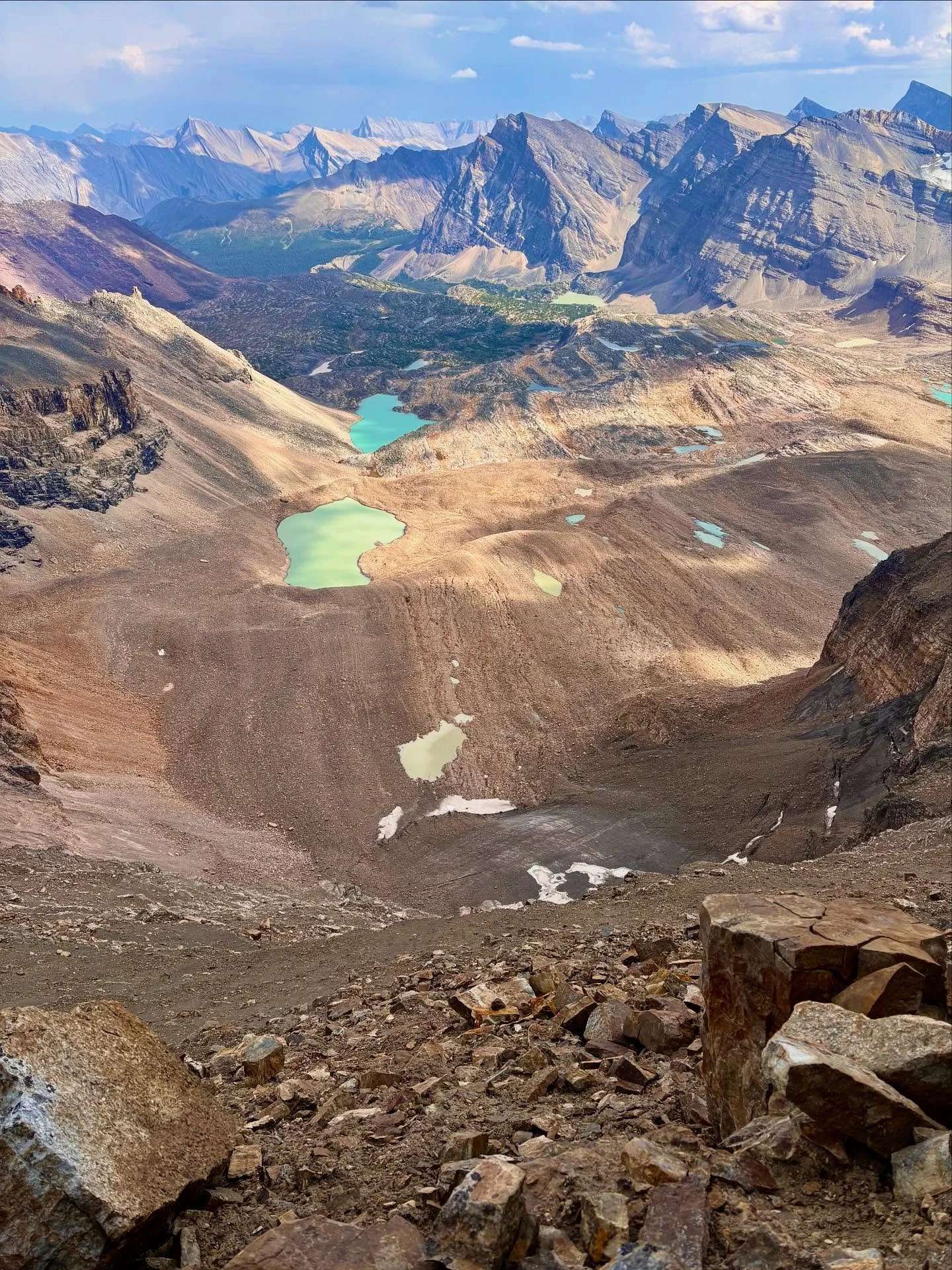 Oh, these wild, wild places. 💓
Made even better with my awesome friend Wanessa. 

🏔️ Mt. Willis Summit - 3216m 
🏔️ Random camping adventure 

@ricciwanessa