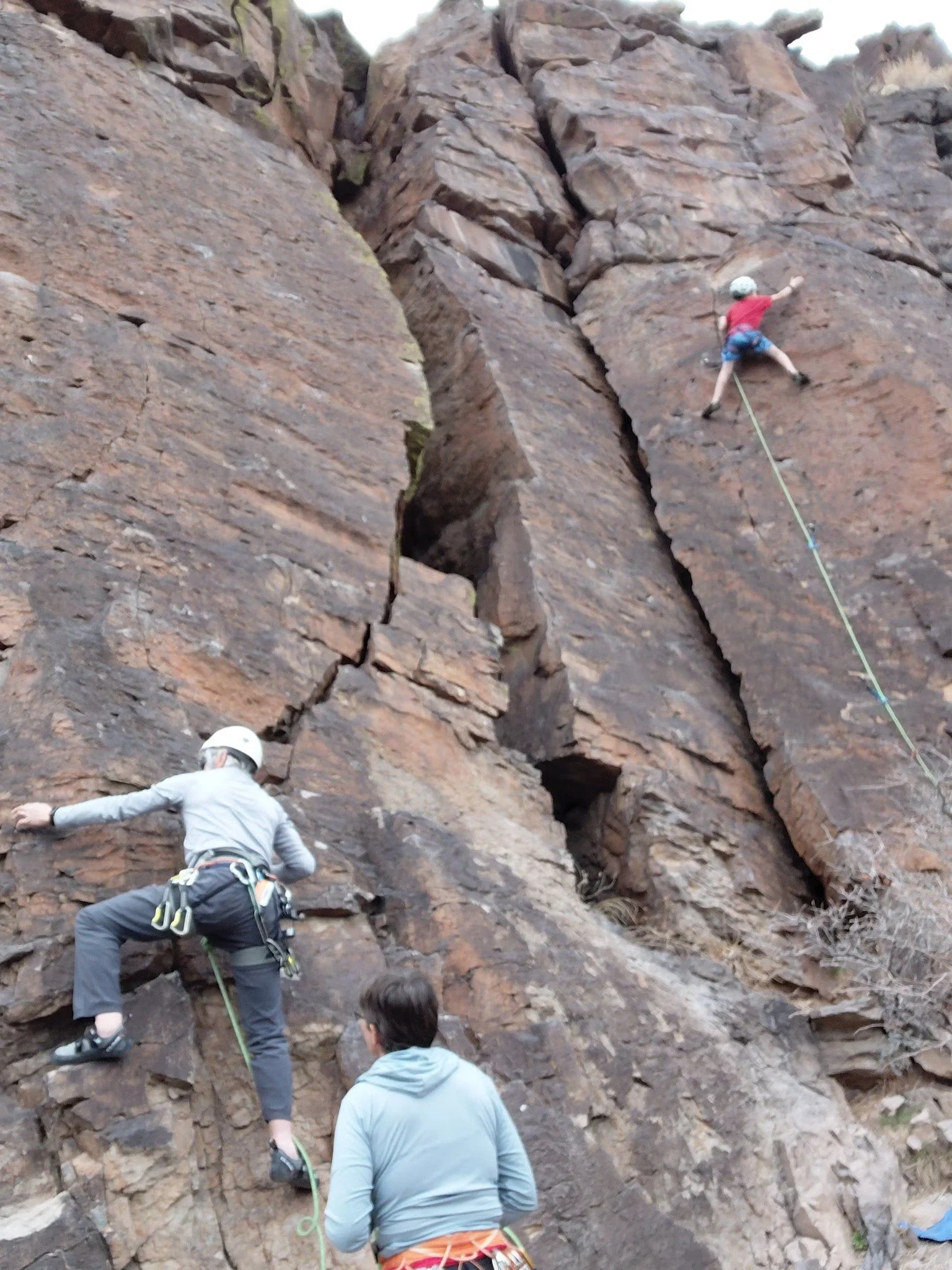 BEGINNING SPORT LEADING: Gallows Edge (White Rock)  led by NMMC Climb Trip Leader Anna B. #sportclimb #nmmc #nmexploring #nmtrue❤ #nmtrue #nmmountainclub #sportclimbing #nmadventure #nmadventures