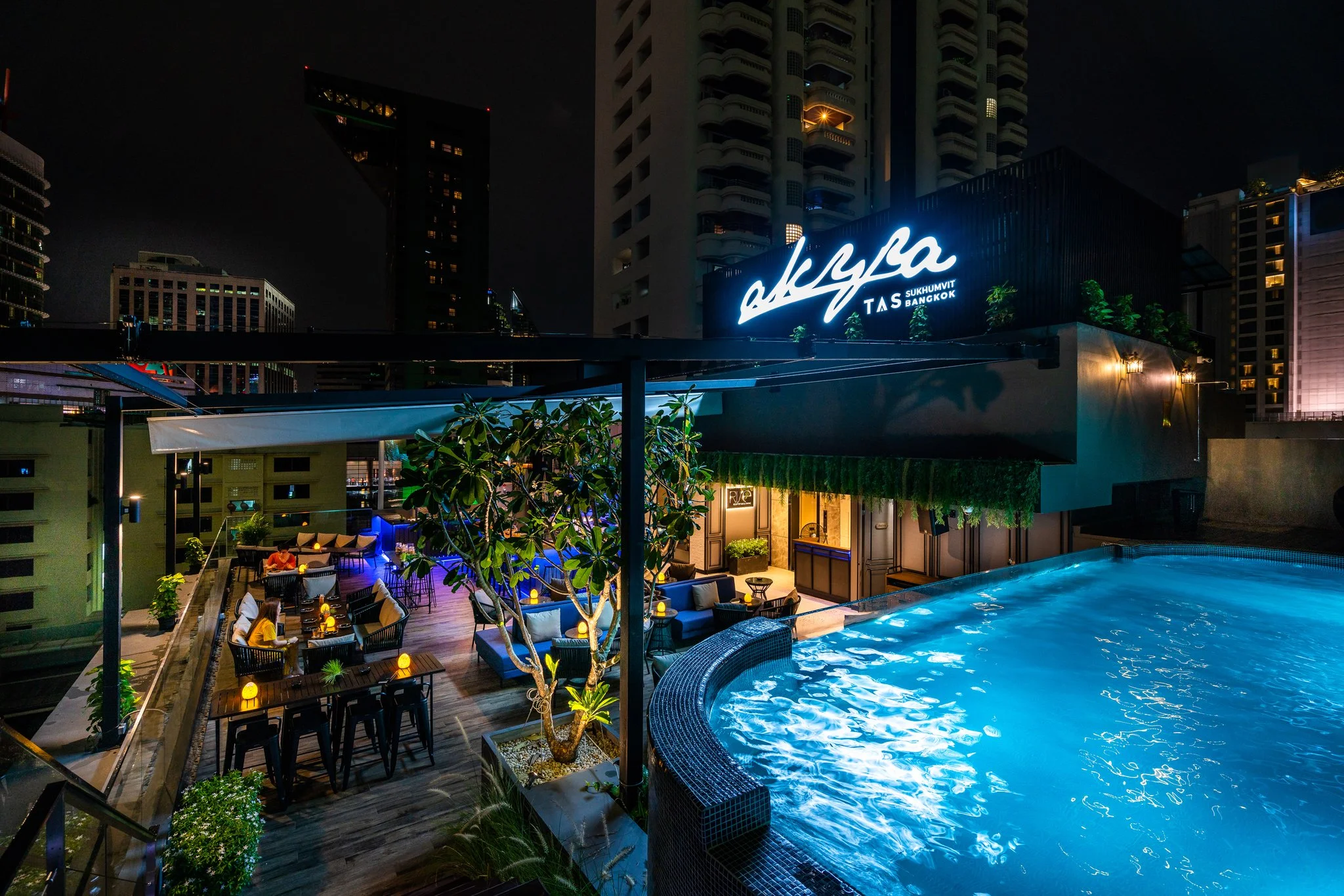 akyra_sukhumvit_rise_bar_pool_night_rooftop_S.jpg