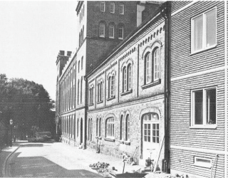 Tillbyggnader från år 1868 och 1947 längs Sankt Annegatan.
