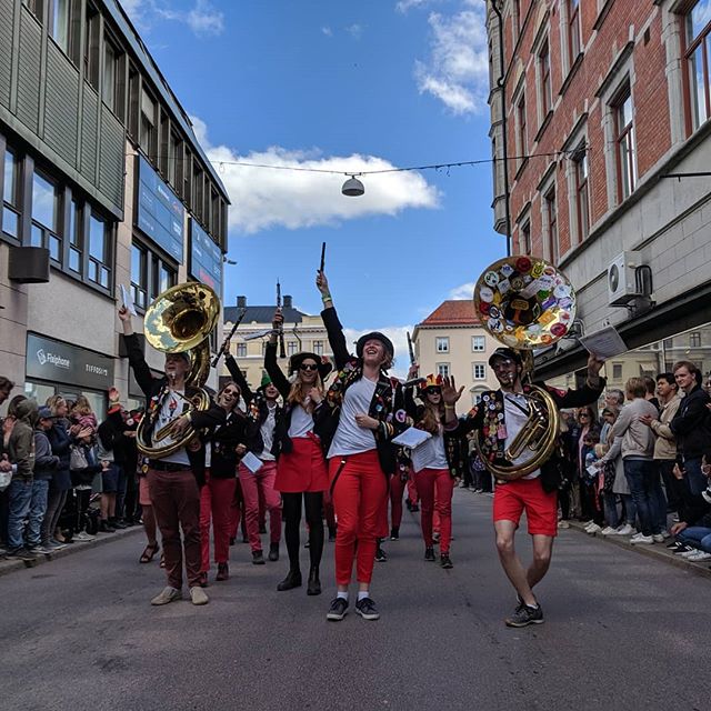 @altekamereren  har r&ouml;jt v&aring;r v&auml;g genom centrala Link&ouml;ping till 50 000 lokalbors f&ouml;rn&ouml;jelse och f&ouml;rtretelse. Ledda av den alldeles eminenta Kamr&eacute;rballeten och v&aring;rt standar med sk&aring;nska flaggan! 
K&