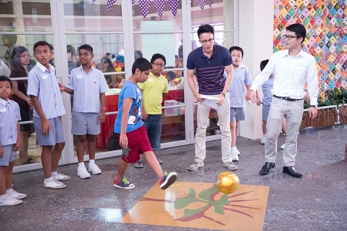  Keng Leong (middle) and Ivan (right) coaching the students the techniques to achieve the perfect “banana kick”.