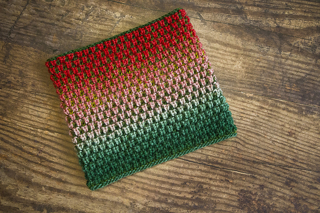 The “right” side of MimiCodd’s Bramen Cowl , knit in shade Parrot/Papagei