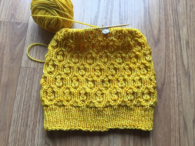 Nancy’s (layingcable on Ravelry) sunny version shines in one skein of Vivacious DK, shade Sunshine (of course!)