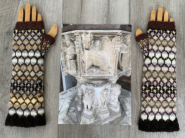I love the way Debby subtly played with her colours for the second mitt, making for a pair of fraternal, rather than identical, twins!