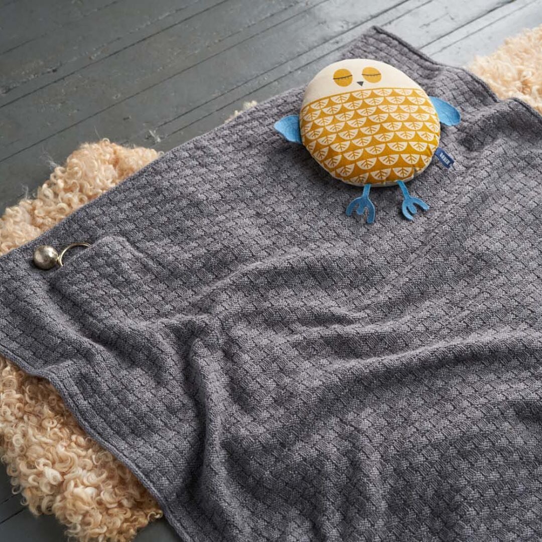 Today we kick off our celebrations of the final #ConfidentKnitting pattern, this ever-so-snuggly Prime Blanket by @Feller.Carol ! This heirloom-quality blanket is all about the details, with an allover basketweave stitch pattern, a little pocket (!) 