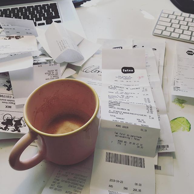 Not favorite task of self employment. But look at that gorgeous coffee cup from @studioarhoj #silverlining #accounts #regnskab #moms #stillmandesign #selfemployed #girlboss #beingmyownboss