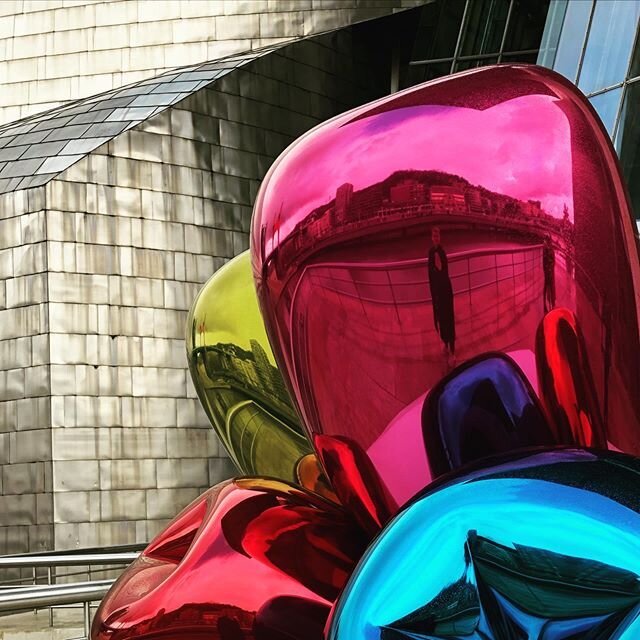 #mirrorselfie i #jeffkoonsballoons p&aring; #guggenheimbilbao. Er liges&aring; overv&aelig;ldet af bygningen som jeg havde regnet med. Og s&aring; alligevel, n&aring;r man ser noget i virkeligheden for f&oslash;rste gang, f&oslash;les det en smule su