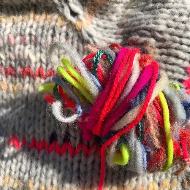 Et &aelig;rme f&aelig;rdig p&aring; min #louisianasweater inspireret af @laerkebagger #alonetogethersweater #scrapyarn #restesweater #strikket&oslash;j #nevernotknitting #farver #colours