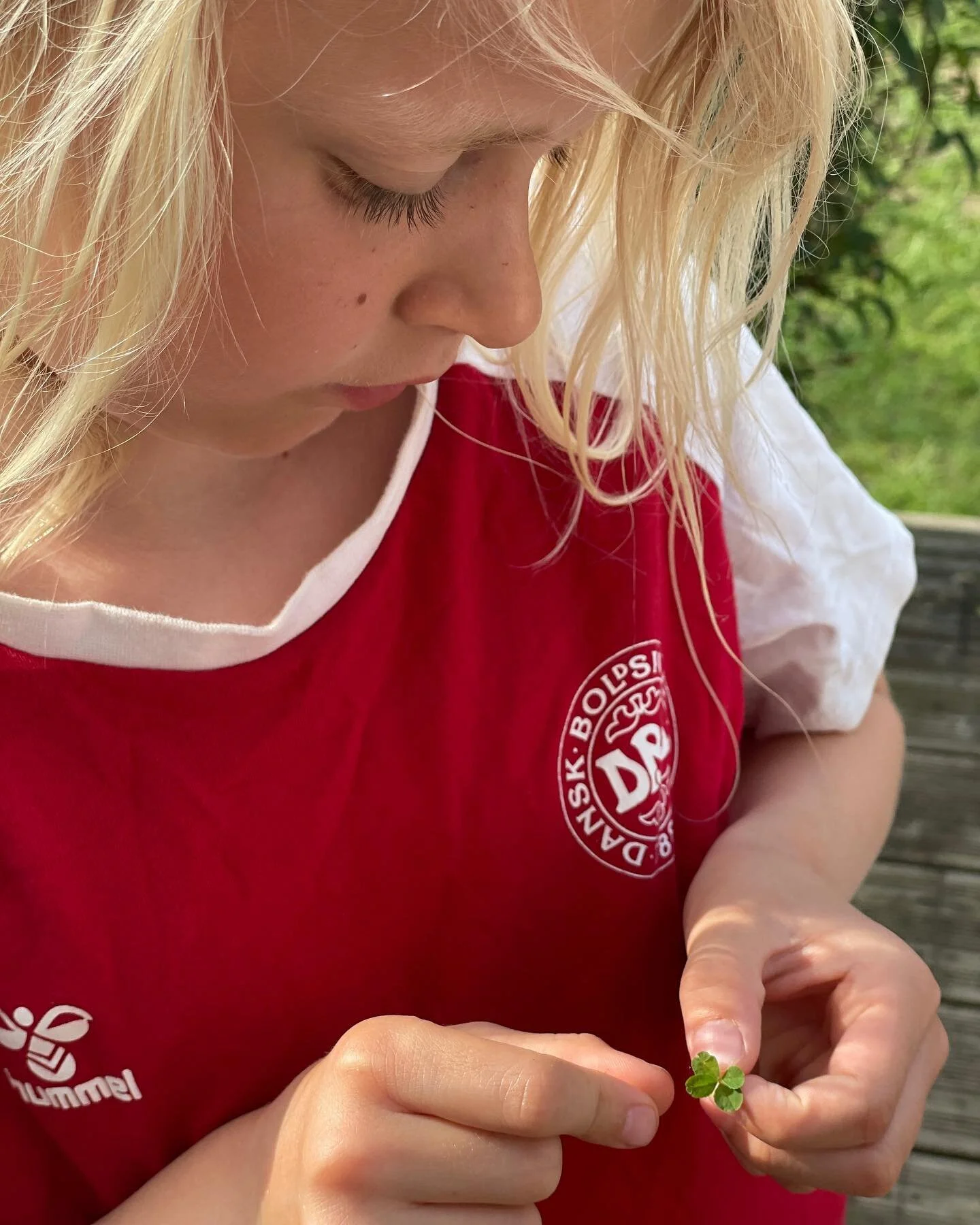 Det er den HELT rigtige dag, at Otto finder sin f&oslash;rste firkl&oslash;ver 🍀 Kom s&aring; @herrelandsholdet i har den 🇩🇰❤️🎉🍀 #firkl&oslash;ver #euro2021 #fodbold #dbu #koms&aring;danmark #fordanmark #euro2020 
-
-
-
Good day for Otto to find