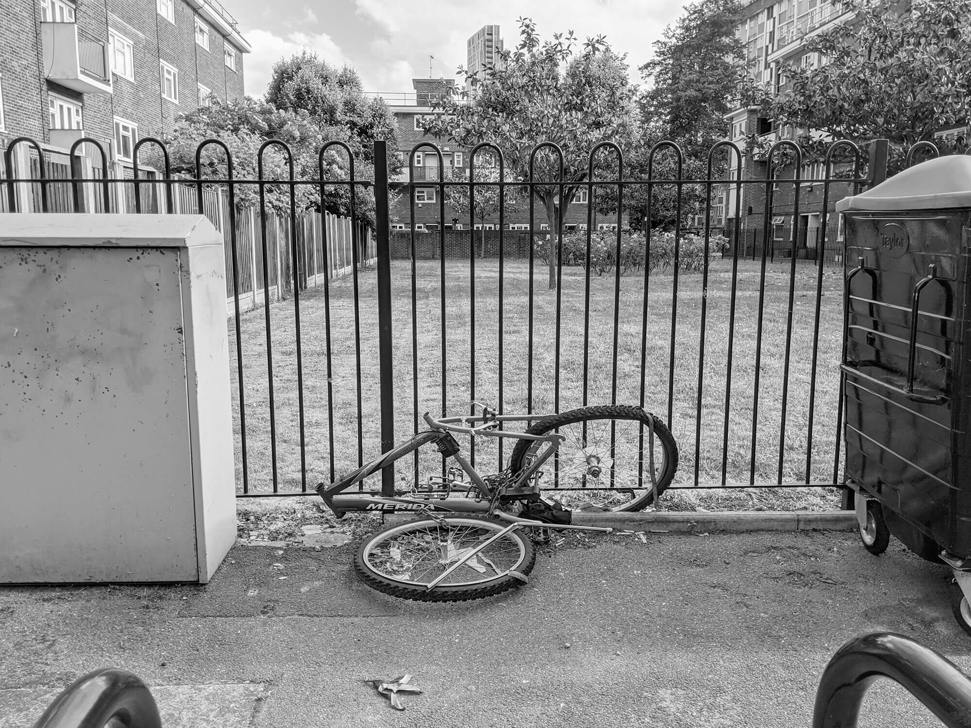 Old abandoned mountain bike, attached to a fence on a London estate.