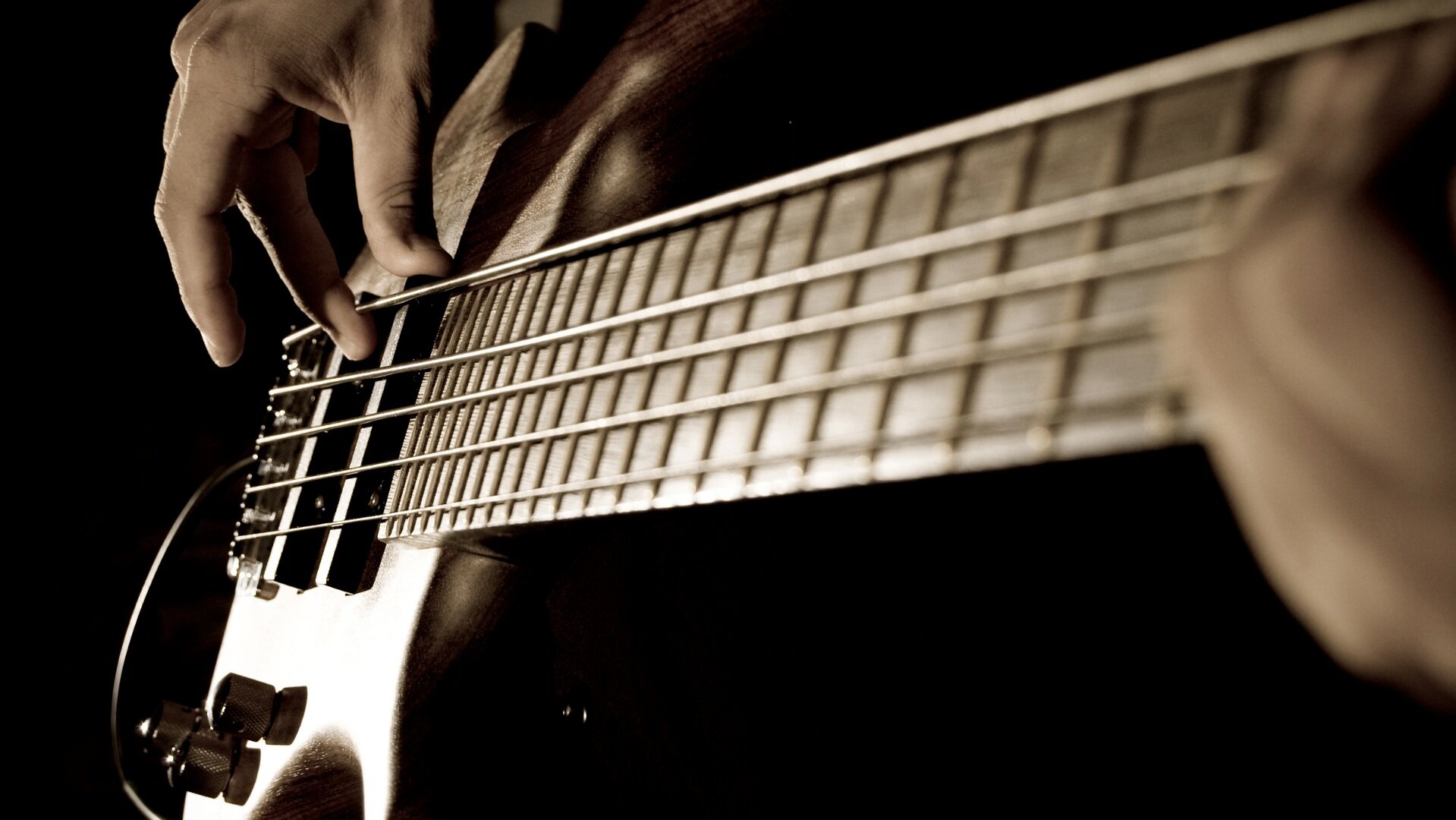 Электрогитара в руках. Гитара в руках. Руки гитариста. Bass theme