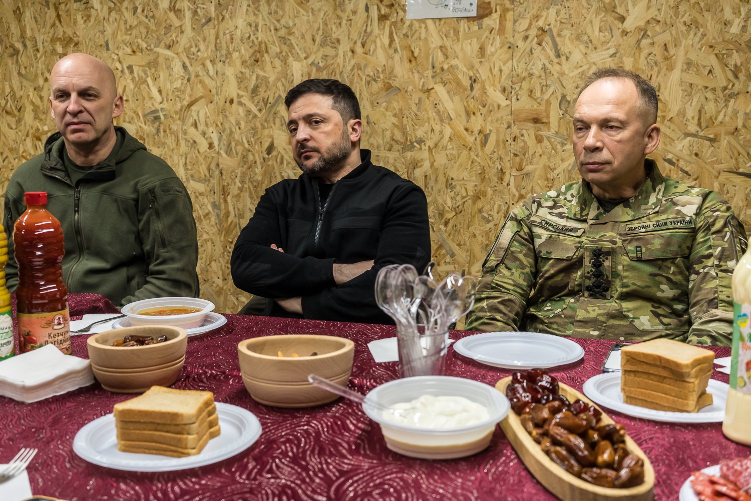  Vadym Filashkin, Governor of the Donetsk Region, President Volodymyr Zelensky of Ukraine, and Oleksandr Syrskyi, Commander-in-Chief of the Armed Forces of Ukraine, from left, have lunch at the command post of the 81st Separate Airmobile Slobozhanska